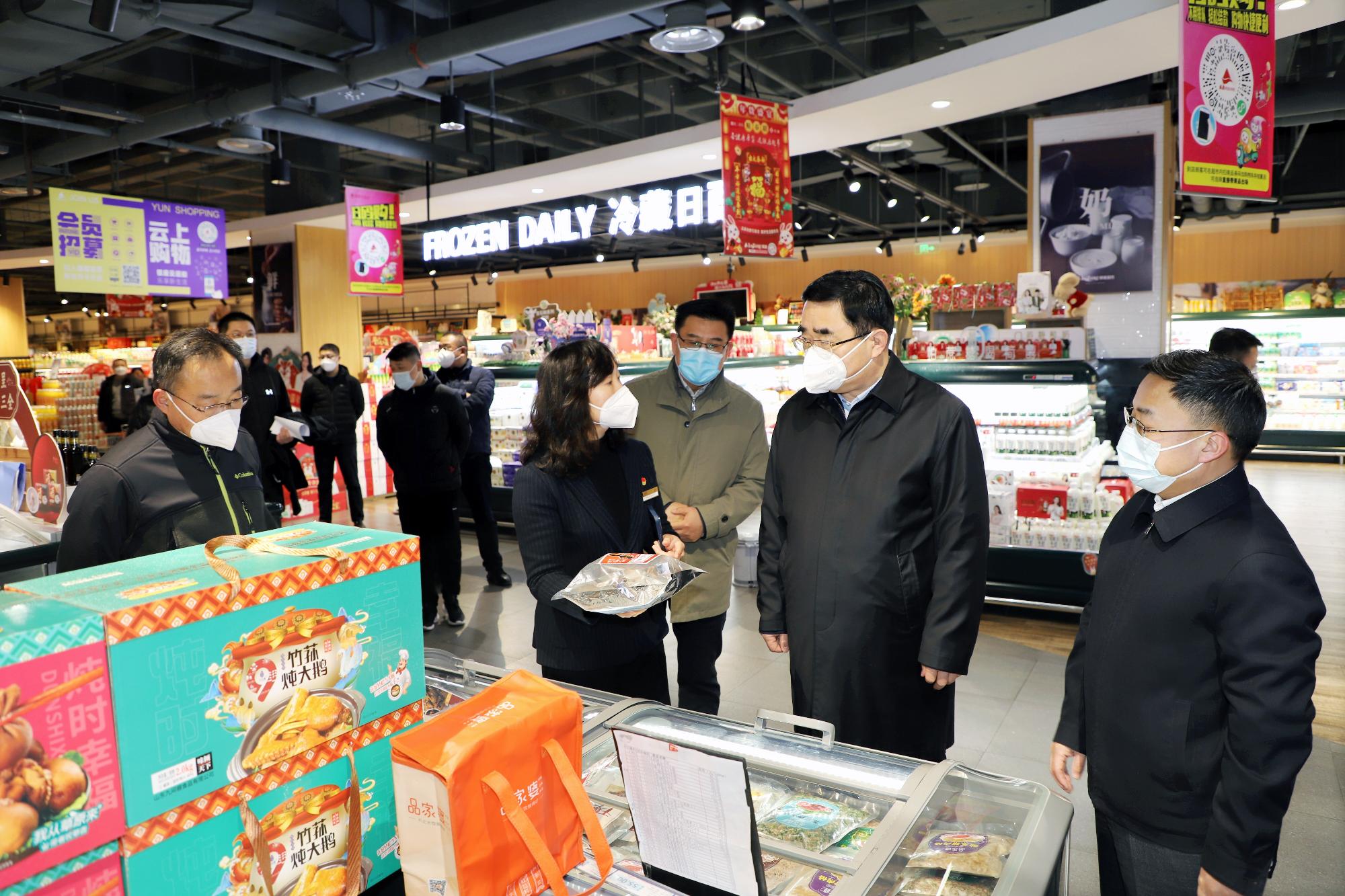 省国资委党委书记、主任满慎刚到鲁商集团银座济南玉函店调研